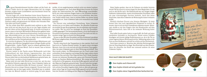 Gezeigt wird eine Innen- oder Zusatzansicht von „Escape Room – Christmas Cruise – Kreuzfahrt in den Tod“. Die Seite enthält einen Text mit einladendem Layout, wobei die Schrift in einer klaren, gut lesbaren Typografie gestaltet ist. Auf der rechten Seite ist eine Illustration eines Weihnachtsmannes zu sehen, begleitet von weiteren dekorativen Elementen und handschriftlichen Notizen auf Papier in warmen Erdtönen. Die Farbpalette umfasst Weihnachtsrot, sanfte Grüntöne und Beige, was...