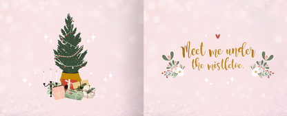 Gezeigt wird eine Innen- oder Zusatzansicht von „Tiny Love Moments“. Links befindet sich ein liebevoll gestalteter Weihnachtsbaum in Dunkelgrün, umgeben von bunten Geschenken in Pastellfarben. Rechts ist der Schriftzug „Meet me under the mistletoe“ in einer verspielten, goldenen Typografie abgebildet, umgeben von floralen Elementen in sanften Grüntönen. Der Hintergrund ist in zartem Rosa gehalten mit glitzernden Effekten, die eine festliche Atmosphäre schaffen.