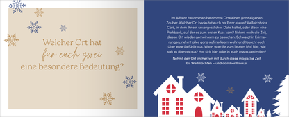 Gezeigt wird eine Innen- oder Zusatzansicht von „WunderPAAR“. Die linke Seite zeigt einen sanften, goldenen Hintergrund mit der Frage „Welcher Ort hat für euch zwei eine besondere Bedeutung?“ in eleganter, lockerer Schrift. Schneeflocken in verschiedenen Größen umrahmen den Text. Die rechte Seite ist in einem tiefen, winterlichen Blau gehalten und zeigt stilisierte, rote und weiße Häuser mit freundlichen Fenstern und einem Weihnachtsbaum, der eine festliche Atmosphäre schafft....
