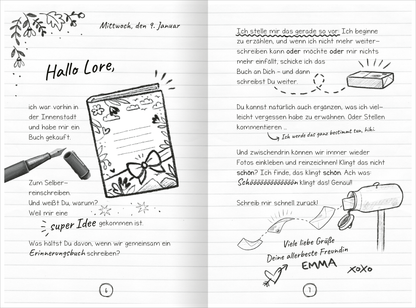 Gezeigt wird eine Innen- oder Zusatzansicht von „PS: Du bist ein Geschenk!“. Die Seite zeigt ein eingeklebtes Foto. Die Illustration ist in Schwarz-Weiß gehalten und wird von handschriftlichen Texten in verschiedenen Schriftarten begleitet. Auffällig sind die Ausrufe mit großen Buchstaben. Neben dem Foto sind auch kleine grafische Elemente wie Geschenke und Kleidung abgebildet.