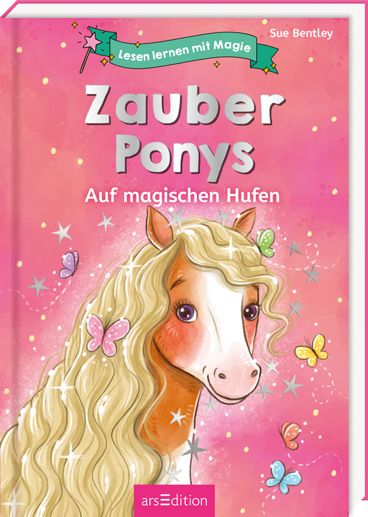 Das Buchcover zeigt ein freundliches, illustriertes Pony mit einer langen, lockigen Mähne in hellem Beige. Es ist umgeben von bunten Schmetterlingen und einer sanften, pastellfarbenen Hintergrundfarbe, die die magische Atmosphäre unterstreicht. Der Titel „Zauber Ponys“ ist in großen, verschnörkelten Buchstaben in Rosa gehalten, während der Untertitel „Auf magischen Hufen“ in einer schlichteren Schriftart darunter steht. Oben ist der Schriftzug „Lesen lernen mit Magie“ von Sue...