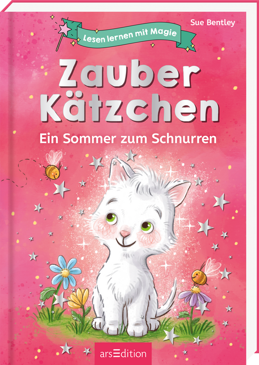 Das Buchcover zeigt ein niedliches, weißes Kätzchen mit großen, glänzenden Augen in der Mitte. Der Hintergrund strahlt in einem sanften Rosa und ist mit bunten Blumen, Schmetterlingen und funkelnden Sternen geschmückt. Der Titel „Zauberkätzchen“ und der Untertitel „Ein Sommer zum Schnurren“ sind in verspielter, gut lesbarer Schrift in kräftigem Weiß gehalten. Oben auf dem Cover befindet sich in einem Banner der Text „Lesen lernen mit Magie“. Ganz unten mittig steht der...