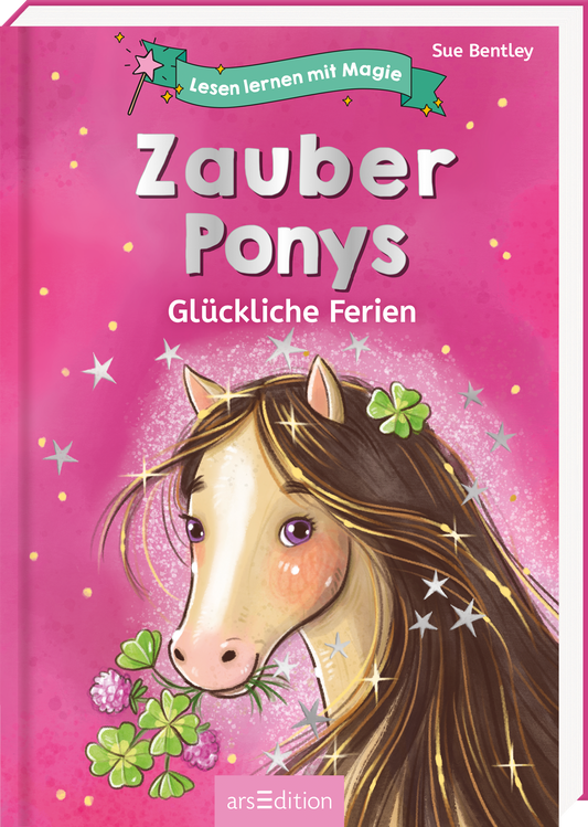 Das Buchcover zeigt einen zauberhaften Ponykopf vor einem glitzernden, pinken Hintergrund. Der Titel „Zauber Ponys“ ist in großen, verspielten Buchstaben in Silber gehalten und darunter steht „Glückliche Ferien“ in einer weicheren Schrift. Kleine grüne Kleeblätter und funkelt Sterne umrahmen das Motiv, was eine fröhliche und magische Atmosphäre vermittelt. Oben links befindet sich ein Banner mit dem Text „Lesen lernen mit Magie“. Ganz unten mittig steht der Logoschriftzug von...