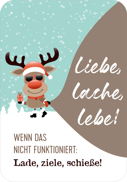 Gezeigt wird eine Innen- oder Zusatzansicht von „Advent, Advent, die Stimmung brennt!“. Die Illustration zeigt ein fröhliches Rentier mit roten Nasen und Weihnachtsmütze auf einem hellblauen Hintergrund. Es hält ein Geschenk in der linken Hand. Im oberen Teil steht der Schriftzug „Liebe, lache, lebe!“ in geschwungener, weißer Handschrift. Darunter folgt der Text „WENN DAS NICHT FUNTKTIONIERT: Lade, ziele, schieße!“ in klaren, braunen Großbuchstaben. Der untere Teil ist...
