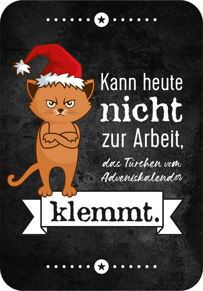 Gezeigt wird eine Innen- oder Zusatzansicht von „Advent, Advent, die Stimmung brennt!“. Die Illustration zeigt eine grimmig schauende Katze mit rotem Weihnachtsmann-Hut. Der Hintergrund ist dunkel gehalten, wobei der Text in Weiß und einer verspielten Schriftart hervorsticht. In der Mitte steht: „Kann heute nicht zur Arbeit, das Türchen vom Adventskalender klemmt.“ Der Text ist umrahmt von graphischen Elementen, wie Sternen und Ecken in klaren geometrischen Formen.