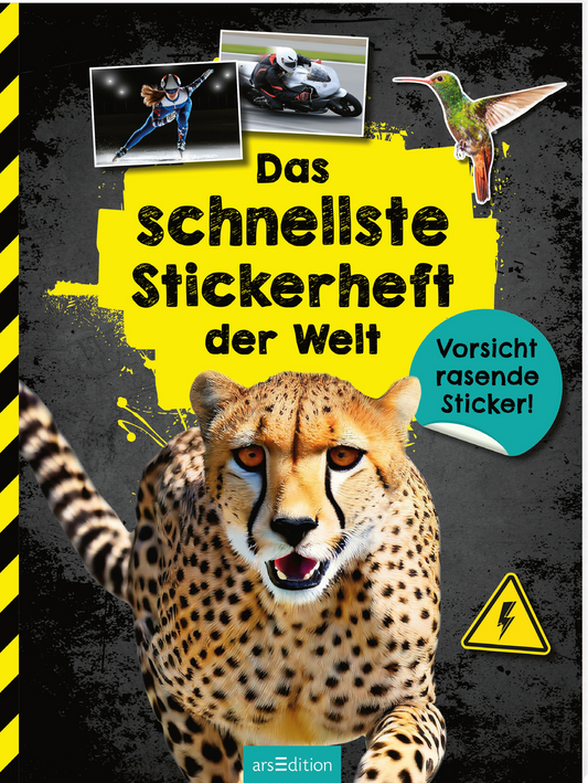 Das Buchcover zeigt einen majestätischen Geparden im Vordergrund, dessen Ausdruck Energie und Schnelligkeit vermittelt. Im Hintergrund sind Fotos von Athleten und einem Kolibri angeordnet. Die Farben sind lebendig und kontrastreich, mit einem auffälligen Gelb und warnenden schwarzen Streifen. Die Typografie des Titels „Das schnellste Stickerheft der Welt“ ist dynamisch und markant, während ein grüner Kreis mit dem Text „Vorsicht rasende Sticker!“ das Design ergänzt. Ganz unten...