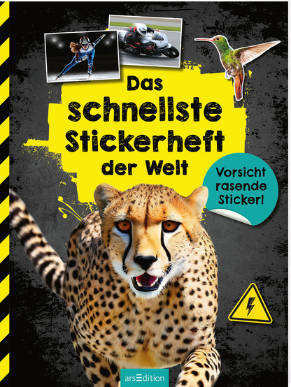 Das Buchcover zeigt einen majestätischen Geparden im Vordergrund, dessen Ausdruck Energie und Schnelligkeit vermittelt. Im Hintergrund sind Fotos von Athleten und einem Kolibri angeordnet. Die Farben sind lebendig und kontrastreich, mit einem auffälligen Gelb und warnenden schwarzen Streifen. Die Typografie des Titels „Das schnellste Stickerheft der Welt“ ist dynamisch und markant, während ein grüner Kreis mit dem Text „Vorsicht rasende Sticker!“ das Design ergänzt. Ganz unten...