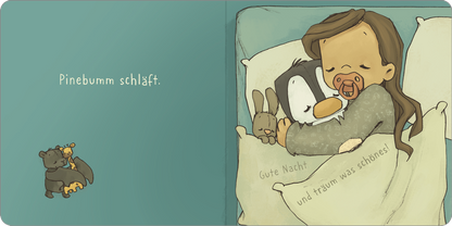Gezeigt wird eine Innenansicht von „Pinebumm ist müde“. Die Illustration zeigt ein Mädchen mit einem Schnuller, das in einem gemütlichen Bett schläft und dabei einen niedlichen Pinguin sowie einen Hasen umarmt. Die Farbpalette besteht aus sanften Blau- und Grüntönen, die eine beruhigende Atmosphäre schaffen. Der Text „Pinebumm schläft.“ und „Gute Nacht und träum was Schönes!“ sind in einer freundlichen, verspielten Typografie gehalten und in Hellgrau auf einem hellen...