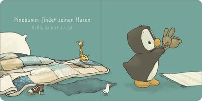 Gezeigt wird eine Innenansicht von „Pinebumm ist müde“. Die Illustration zeigt auf der rechten Seite den Pinguin ,Pinebumm&#039;, der einen Hasen umherschwingt. Im Hintergrund sind ein Bett mit buntem, patchworkartigem Überwurf und eine kleine Giraffe sichtbar. Die Farben sind sanft und überwiegend in Blau- und Erdtönen gehalten. Über dem Bild steht der Text „Pinebumm findet seinen Hasen. Hallo, da bist du ja!“, in einer kinderfreundlichen, verspielten Schriftart.