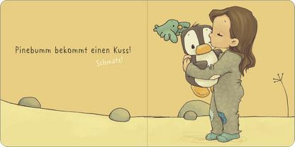 Gezeigt wird eine Innenansicht von „Pinebumm rennt“. Auf einem sanft gelben Hintergrund steht ein Mädchen in einem grauen Schlafanzug und umarmt einen weinenden Pinguin. Über ihnen fliegt ein kleiner, grüner Vogel. Links steht der Text „Pinebumm bekommt einen Kuss!“ in verspielter, grober Schrift. Darunter ist das Wort „Schmatz!“ in einer lebhaften Typografie platziert, was die herzliche Szene betont. Die Illustration strahlt Wärme und Zuneigung aus.