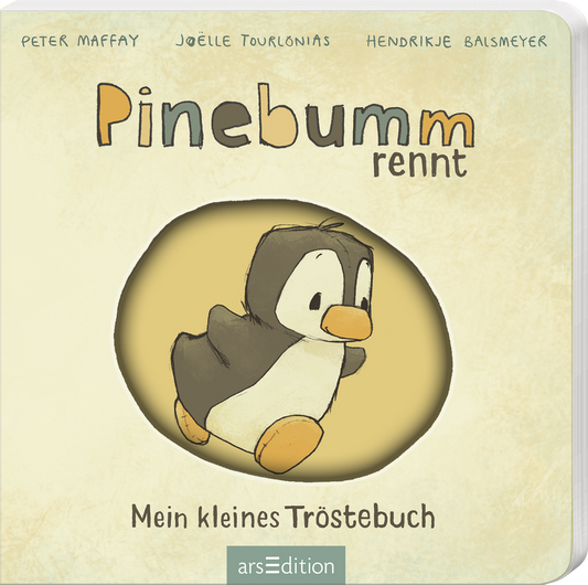 Das Buchcover zeigt einen niedlichen Pinguin, der fröhlich rennt. Der Hintergrund ist in sanften Gelbtönen gehalten, während der Pinguin überwiegend in Schwarz, Weiß und Orange gestaltet ist. Der Titel „Pinebumm rennt“ ist in spielerischer Schrift gesetzt. Darunter steht der Untertitel „Mein kleines Tröstebuch“ in einfacher, gut lesbarer Typografie. Ganz oben befinden sich die Urhebernamen: Peter Maffay, Joëlle Tourlonias und Hendrikje Balsmeyer. Ganz unten mittig steht der...