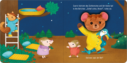 Gezeigt wird eine Innen- oder Zusatzansicht von „Meine sprechende Fingerpuppe: Was sagt der Bär?“. Die Illustration zeigt eine nächtliche Szenen mit einem Waldhintergrund, in dem ein freundlicher Bär in einem gelben Schlafanzug steht und fröhlich mit zwei anderen Tieren interagiert. Ein Eichhörnchen und ein Igel sind kurz davor, in ihre Betten zu klettern. Die Farben sind warm und einladend, mit dominierenden Grüntönen und einer sanften Nachthimmel-Optik. Die Typografie ist...