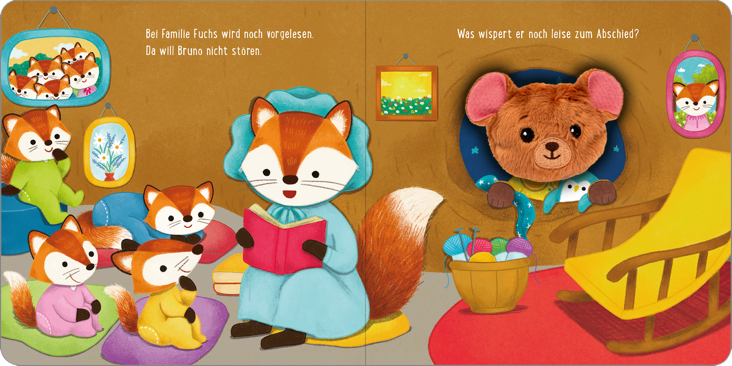 Gezeigt wird eine Innen- oder Zusatzansicht von „Meine sprechende Fingerpuppe: Was sagt der Bär?“. Die Illustration zeigt eine gemütliche Szene in einem Innenraum. Eine Fuchs-Mutter mit blauer Kleidung liest einem kleinen Fuchs und anderen Füchsen vor. Im Hintergrund sind bunte Bilder von Füchsen an den Wänden und ein bequemer Sessel in Gelb. Die Farben sind warm und einladend, mit einer klaren, kindgerechten Typografie, die die Texte in Schwarz präsentiert.