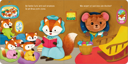 Gezeigt wird eine Innen- oder Zusatzansicht von „Meine sprechende Fingerpuppe: Was sagt der Bär?“. Die Illustration zeigt eine gemütliche Szene in einem Innenraum. Eine Fuchs-Mutter mit blauer Kleidung liest einem kleinen Fuchs und anderen Füchsen vor. Im Hintergrund sind bunte Bilder von Füchsen an den Wänden und ein bequemer Sessel in Gelb. Die Farben sind warm und einladend, mit einer klaren, kindgerechten Typografie, die die Texte in Schwarz präsentiert.