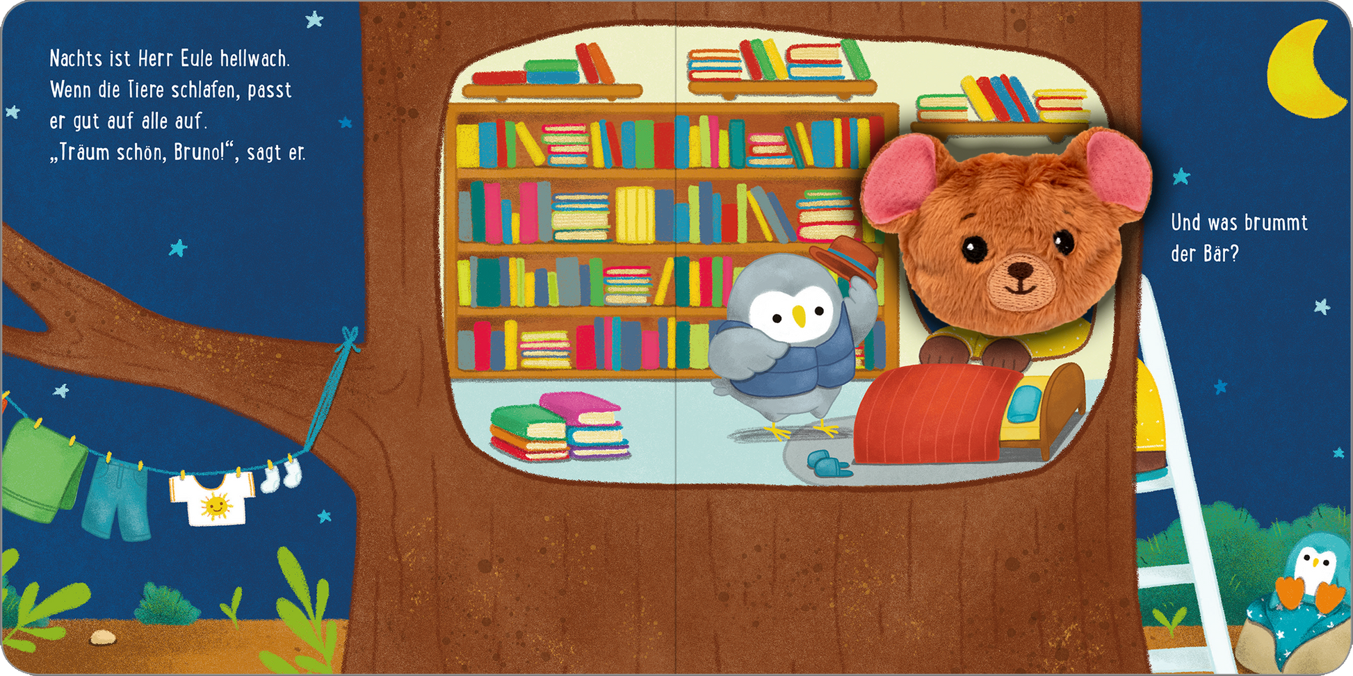 Gezeigt wird eine Innen- oder Zusatzansicht von „Meine sprechende Fingerpuppe: Was sagt der Bär?“. Auf der bunten Illustration ist eine Bücherwand mit bunten Buchrücken in verschiedenen Farben zu sehen. Links sitzt eine graue Eule, die mit einem aufmerksamen Blick die Szene beobachtet. Rechts steht eine ockerfarbene Bärenfigur mit rosa Ohren, die auf einem roten Kissen sitzt. Der Hintergrund ist in warmen Brauntönen gehalten, während der Himmel nachts in Dunkelblau erscheint, ergänzt...