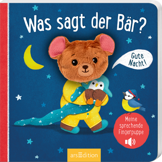 Das Buchcover zeigt einen niedlichen, plüschigen Bären mit einem großen, freundlichen Lächeln, der in blauen Schlafanzug und einer grünen Decke gekleidet ist. Er trägt eine kleine Eule in seinen Händen und steht unter einem nachtblauen Himmel mit leuchtenden Sternen und einer gelben Mondsichel. Der Titel „Was sagt der Bär?“ ist in kindgerechter Schrift gehalten, während der Button „Meine sprechende Fingerpuppe“ in einem roten Kreis hervorgehoben wird. Ganz unten mittig steht...