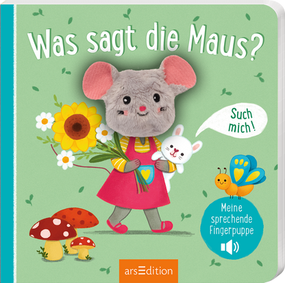 Das Buchcover zeigt eine freundliche graue Maus mit einem Plüschkopf, die einen roten Kleid und eine gelbe Schürze trägt. In ihren kleinen Händen hält sie einen Blumenstrauß, während sie mit einem weißen Kaninchen interagiert. Der Hintergrund ist in sanften Grüntönen gehalten, ergänzt durch bunte Blumen, rote Fliegenpilze und eine gelbe Schmetterlingsillustration. Die Schrift „Was sagt die Maus?“ ist verspielt und einladend gestaltet. Oben rechts befindet sich der Text „Such...