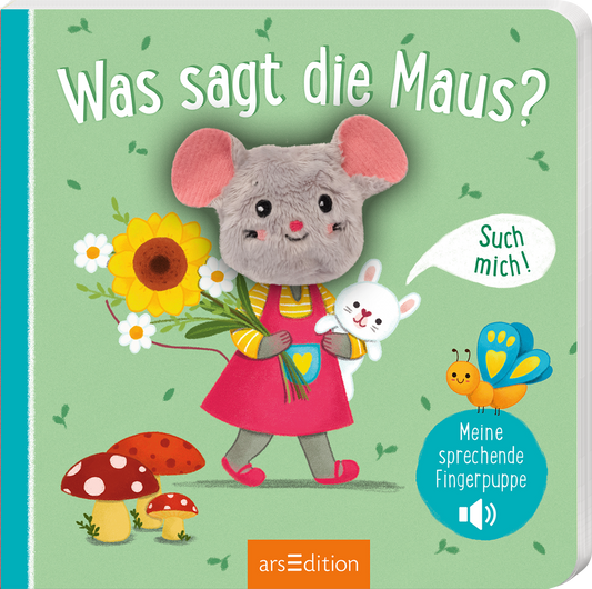 Das Buchcover zeigt eine freundliche graue Maus mit einem Plüschkopf, die einen roten Kleid und eine gelbe Schürze trägt. In ihren kleinen Händen hält sie einen Blumenstrauß, während sie mit einem weißen Kaninchen interagiert. Der Hintergrund ist in sanften Grüntönen gehalten, ergänzt durch bunte Blumen, rote Fliegenpilze und eine gelbe Schmetterlingsillustration. Die Schrift „Was sagt die Maus?“ ist verspielt und einladend gestaltet. Oben rechts befindet sich der Text „Such...