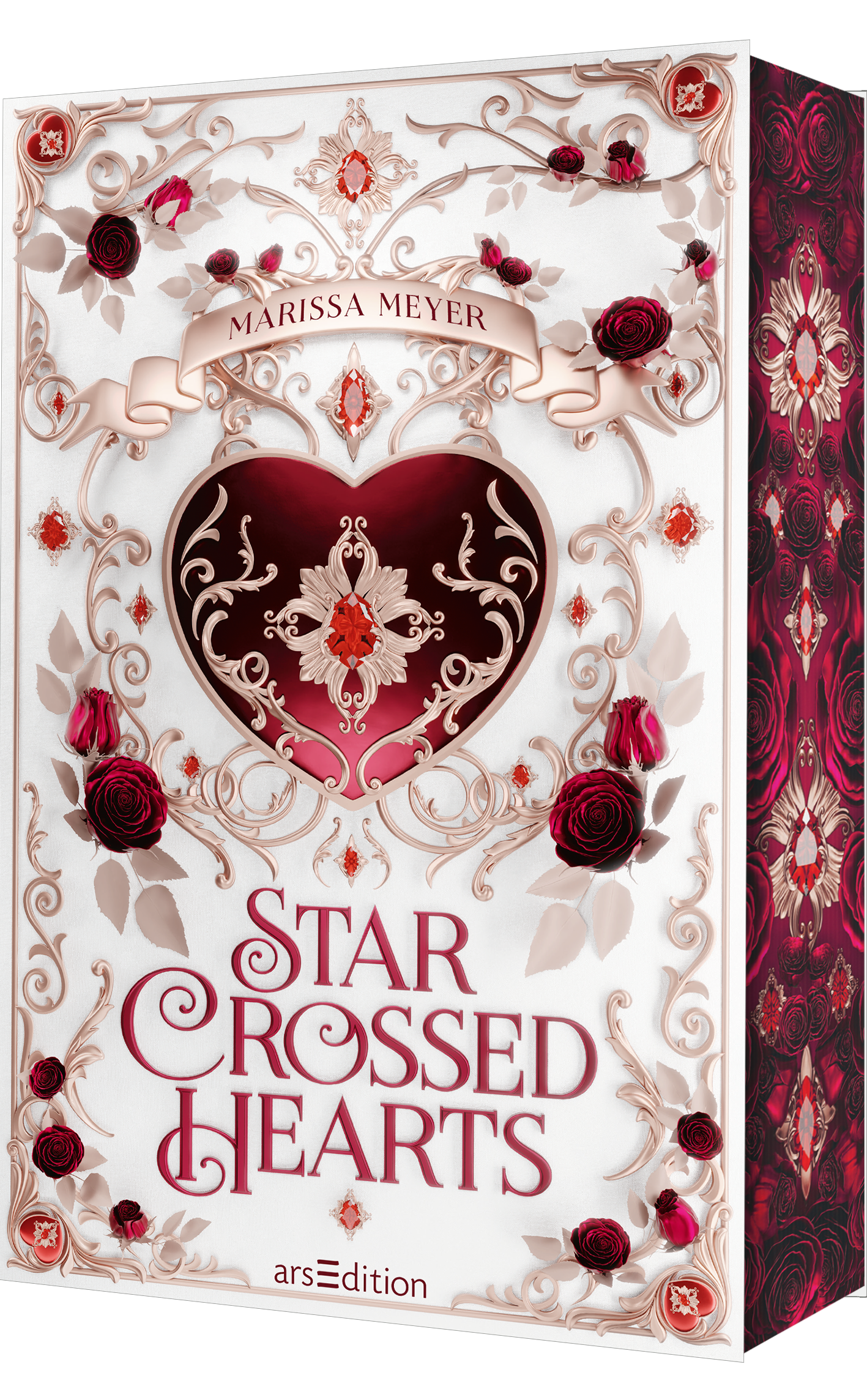 Buchcover von 'Star Crossed Hearts' von Marissa Meyer. Das Cover zeigt ein reich verziertes, rotes Herz mit floralen Ornamenten und einem Edelstein in der Mitte, umgeben von Rosen und filigranen Mustern auf einem weißen Hintergrund.