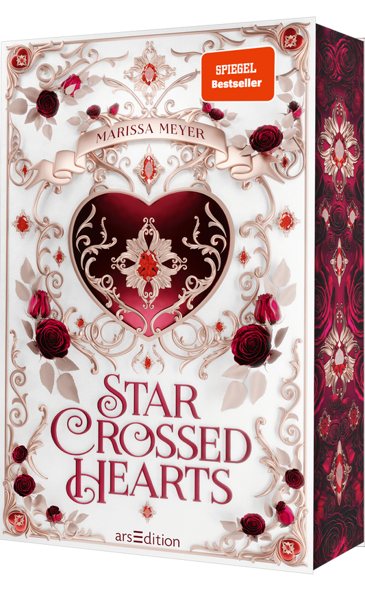 Auf dem Buchcover von „Star Crossed Hearts“ von Marissa Meyer dominiert ein großes, rotes Herz, das von filigranen, goldenen Mustern und floralen Ornamenten umgeben ist. Um das Herz herum sind elegante, dunkelrote und rosafarbene Rosen angeordnet. Der Titel der Geschichte ist in einer verspielten, geschwungenen Schrift in tiefem Rot unterhalb des Herzens platziert. Über dem Herz steht der Name der Autorin in einem schlichten, weißen Banner. Ganz unten mittig steht der Logoschriftzug von...
