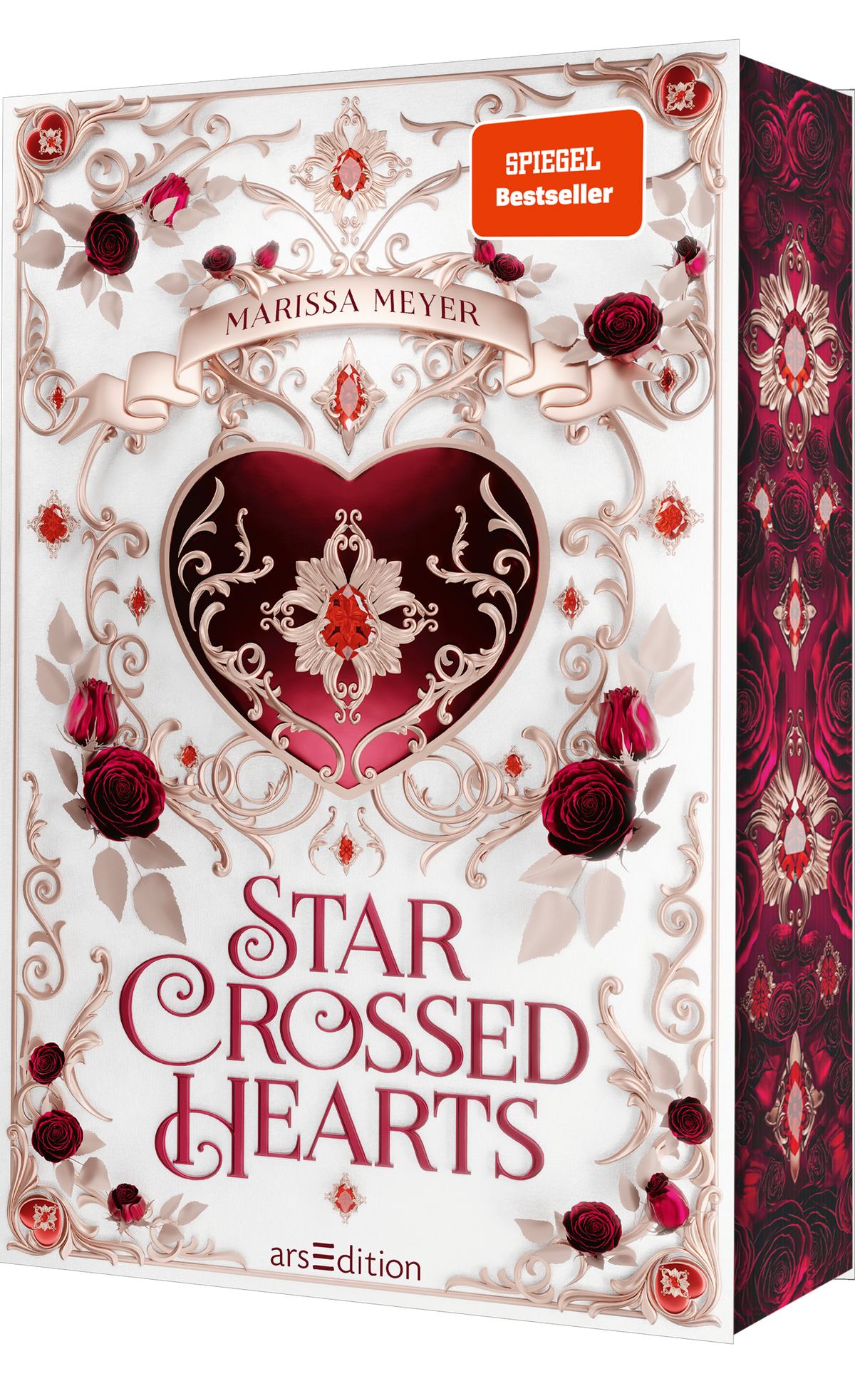 Auf dem Buchcover von „Star-Crossed Hearts“ von Marissa Meyer dominiert ein großes, rotes Herz, das von filigranen, goldenen Mustern und floralen Ornamenten umgeben ist. Um das Herz herum sind elegante, dunkelrote und rosafarbene Rosen angeordnet. Der Titel der Geschichte ist in einer verspielten, geschwungenen Schrift in tiefem Rot unterhalb des Herzens platziert. Über dem Herz steht der Name der Autorin in einem schlichten, weißen Banner. Oben rechts ist ein Spiegel-Bestseller...