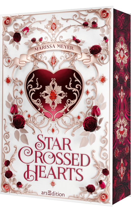 Das Cover zeigt ein großes, rotes Herz mit filigranen goldenen Verzierungen und einem zentralen Edelstein. Rund um das Herz sind stilisierte Rosen in Dunkelrot und Schwarz angeordnet, vor einem hellen, ornamentierten Hintergrund. Der Titel „STAR CROSSED HEARTS“ ist in eleganter, kursiver Schrift in einem tiefen Rot gehalten. Oben steht der Name der Autorin „Marissa Meyer“. Ein kleiner SPIEGEL-Bestseller-Button in der oberen Ecke ist sichtbar. Ganz unten mittig steht der Logoschriftzug...
