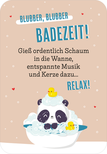 Gezeigt wird eine Innen- oder Zusatzansicht von „EntsPANDA durch den Advent“. Die Illustration zeigt eine süße, cartoonhafte Pandafigur in einer Schüssel voller Schaum mit Gummienten. Im oberen Drittel des Bildes steht der Text „BLUBBER, BLUBBER BADEZEIT!“ in kräftigen, blauen und schwarzen Buchstaben. Darunter folgt in kleinerer Schrift der Text „Gieß ordentlich Schaum in die Wanne, entspannte Musik und Kerze dazu…“ in Schwarz. Der Hintergrund ist in sanftem Beige gehalten...