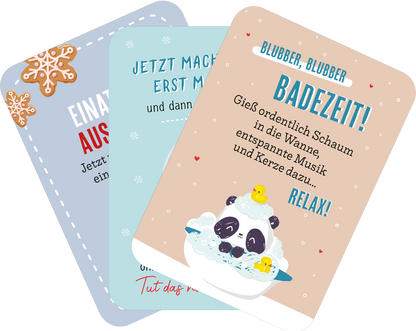 Gezeigt wird eine Innen- oder Zusatzansicht von „EntsPANDA durch den Advent“. Die Abbildung zeigt drei farbige Karten, jede mit unterschiedlichen Designs und Texten. Die linke Karte hat einen hellblauen Hintergrund mit weißer Schrift und einem Schneeflockenmuster sowie einem Lebkuchenmann. Die mittlere Karte ist in sanftem Blau gehalten und enthält den Text „JETZT MACHEN WIR ES RICHTIG“. Die rechte Karte hat einen beigen Hintergrund mit niedlicher, handschriftlicher Schrift und einem...