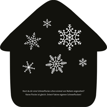 Gezeigt wird eine Innen- oder Zusatzansicht von „Mein Kritzkratz-Adventskalender“. Die Abbildung zeigt ein schwarz umrandetes Haus mit weißen Schneeflocken in verschiedenen Größen, die gleichmäßig auf der Fläche verteilt sind. Unter den Schnee­flocken befindet sich ein Text in klarer, lesbarer Schrift, der die Kinder dazu einlädt, ihre eigenen Schneeflocken zu entwerfen. Die Gestaltung ist schlicht und schafft eine winterliche Stimmung.