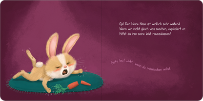 Gezeigt wird eine Innen- oder Zusatzansicht von „Kleiner Hase, große Wut!“. Die Illustration zeigt einen wütenden kleinen Hasen auf einem grünen Teppich, der frustriert mit seinen Ohren wackelt. Im Hintergrund dominiert ein kräftiges Lila, das die Emotionen verstärkt. Neben dem Hasen liegen zwei Karotten, und auf der rechten Seite steht in verspielter, klarer Schrift der Text: „Rufe laut ‚JA!’, wenn du mitmachen willst.“ Die Farben sind lebendig und ansprechend.