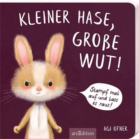 Das Buchcover zeigt einen kleinen Hasen mit aufmerksamen, großen Augen und einem entschlossenen Ausdruck. Der Hase hat braune und weiße Fellpartien sowie große, rosa Ohren. Der Titel „KLEINER HASE, GROSSE WUT!“ ist in auffälliger, weißer Schrift am oberen Rand platziert. In einer Sprechblase steht der Satz „Stampf mal auf und lass es raus!“ in einer verspielten Schrift. Der Hintergrund ist in einem tiefen Violett gehalten. Ganz unten mittig steht der Logoschriftzug von arsEdition.