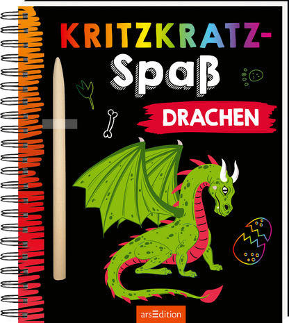 Das Buchcover zeigt einen grünen Drachen auf schwarzem Hintergrund, umgeben von bunten, verspielten Zeichnungen wie Knochen und Eiern. Der Titel „Kritzkritz-Spass Drachen“ ist in großen, bunten Buchstaben gestaltet, wobei „Spass“ im hellen Weiß hervorsticht. Ein spiralförmiger Buchrücken in Orange ergänzt das Design. Ganz unten mittig steht der Logoschriftzug von arsEdition.