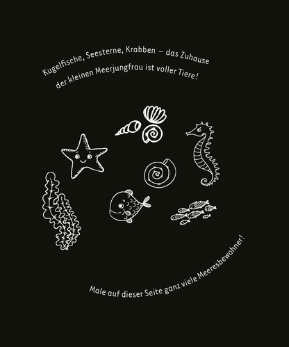 Gezeigt wird eine Innen- oder Zusatzansicht von „Kritzkratz-Spaß Meerjungfrauen“. Auf schwarzem Hintergrund sind in weißer, handgezeichneter Schrift fühlbare Meeresbewohner abgebildet, darunter ein Seestern, ein Seepferdchen, ein Kugelfisch, eine Schnecke und andere Tiere. Der obere Teil enthält den Text „Kugelfische, Seesterne, Krabben – das Zuhause der kleinen Meerjungfrau ist voller Tiere!“, während im unteren Bereich steht: „Male auf dieser Seite ganz viele...