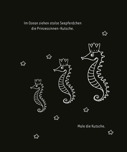 Gezeigt wird eine Innen- oder Zusatzansicht von „Kritzkratz-Spaß Meerjungfrauen“. Die Illustration zeigt drei stilisierte See­pferdchen, die mit feinen weißen Linien auf einem tiefschwarzen Hintergrund abgebildet sind. Jedes See­pferdchen trägt eine kleine Krone, wobei das mittlere besonders betont wird. Um die See­pferdchen herum sind kleine, schlichte Sterne verteilt. Der Text in der oberen Bildhälfte ist in einer ansprechenden, handschriftlichen Typografie gehalten und betont das...