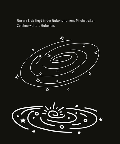 Gezeigt wird eine Innen- oder Zusatzansicht von „Kritzkratz-Spaß Weltall“. Die Darstellung zeigt zwei stilisierte Galaxien in Weiß auf einem schwarzen Hintergrund. Oben befindet sich eine spiralförmige Galaxie mit funkelnden Sternen, darunter eine zweite Galaxie mit zentralem Strahlenmuster. Darüber steht in klarer, moderner Schrift der Text: „Unsere Erde liegt in der Galaxis namens Milchstraße. Zeichne weitere Galaxien.“ Die Typografie ist gut lesbar und betont das Thema des...