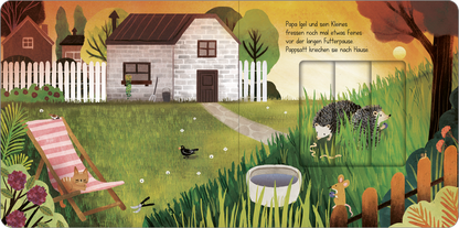 Gezeigt wird eine Innen- oder Zusatzansicht von „Wenn im Herbst die Blätter fallen“. Die Illustration zeigt eine idyllische Gartenlandschaft mit einem hellen, gemauerten Haus. Im Vordergrund steht eine Liege mit gestreifter Decke, umgeben von blühenden Blumen. Ein Igel und ein kleines Tier sind im Gras zu sehen, während ein Vogel auf dem Boden sitzt. Die Farben sind warm und einladend, mit sanften Grüntönen, Erdtönen und einem klaren Himmel im Hintergrund. Die Schrift ist einfach und...