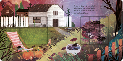 Gezeigt wird eine Innen- oder Zusatzansicht von „Wenn im Herbst die Blätter fallen“. Die Illustration zeigt eine herbstliche Szenerie mit einem grauen Häuschen und einem weißen Zaun. Bunt gefärbte Blätter liegen verstreut auf dem grünen Grass und auf einem Haufen. Links im Bild stehen zwei orangefarbene Kürbisse. Die Farben sind warm und einladend, vorherrschend sind Erdtöne, ergänzt durch sanfte, herbstliche Farbtöne. Die Typografie ist klar und kindgerecht, passend zur...