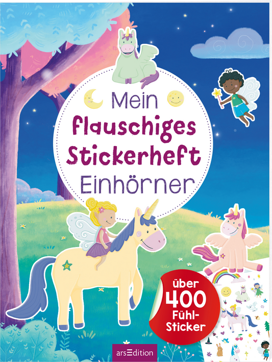 Zu sehen ist die 3D-Ansicht des Titels. Das Buchcover zeigt eine zauberhafte Illustration in sanften Farben, vorwiegend Blau und Pastelltönen. In der Mitte steht der Titel „Mein flauschiges Stickerheft Einhörner“ in verspielter, lila Typografie. Um den Titel sind kleine, fröhliche Motive wie Sterne und Mondsymbole angeordnet. Man sieht zwei Einhörner mit Flügeln, eine männliche Fee und eine Fee, die auf einem Einhorn reitet. Am unteren Rand befindet sich ein roter Button mit der...
