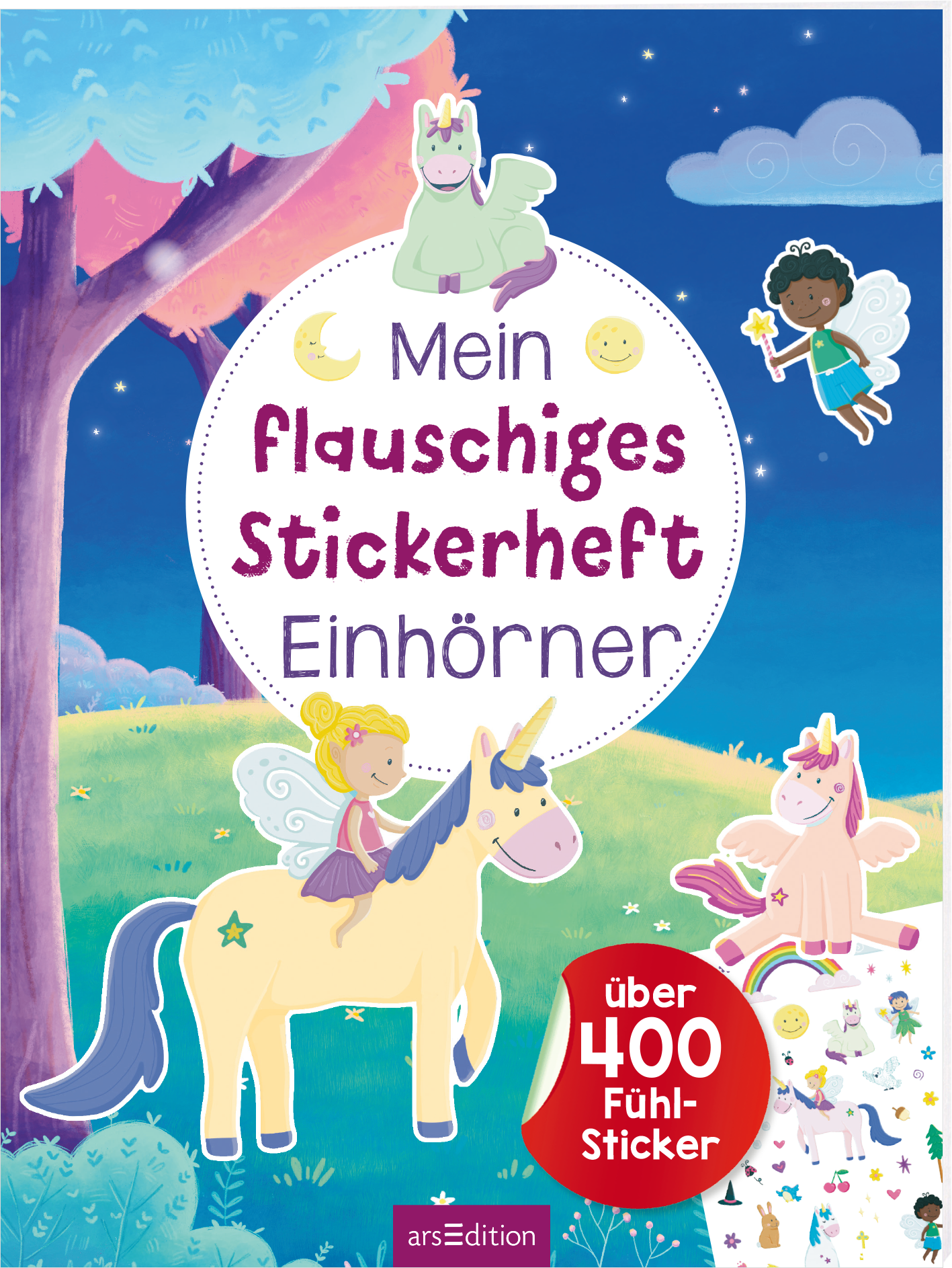 Zu sehen ist die 3D-Ansicht des Titels. Das Buchcover zeigt eine zauberhafte Illustration in sanften Farben, vorwiegend Blau und Pastelltönen. In der Mitte steht der Titel „Mein flauschiges Stickerheft Einhörner“ in verspielter, lila Typografie. Um den Titel sind kleine, fröhliche Motive wie Sterne und Mondsymbole angeordnet. Man  sieht zwei Einhörner mit Flügeln, eine männliche Fee und eine Fee, die auf einem Einhorn reitet. Am unteren Rand befindet sich ein roter Button mit der...