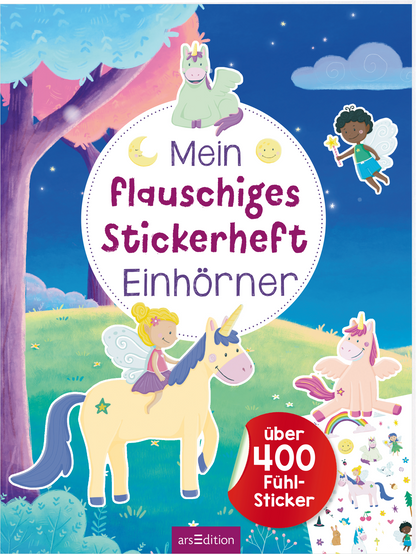 Zu sehen ist die 3D-Ansicht des Titels. Das Buchcover zeigt eine zauberhafte Illustration in sanften Farben, vorwiegend Blau und Pastelltönen. In der Mitte steht der Titel „Mein flauschiges Stickerheft Einhörner“ in verspielter, lila Typografie. Um den Titel sind kleine, fröhliche Motive wie Sterne und Mondsymbole angeordnet. Man  sieht zwei Einhörner mit Flügeln, eine männliche Fee und eine Fee, die auf einem Einhorn reitet. Am unteren Rand befindet sich ein roter Button mit der...