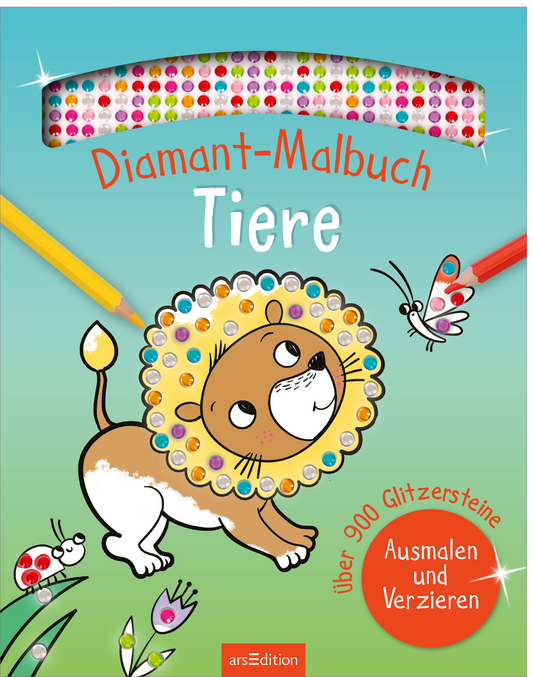 Das dreidimensionale Buchcover zeigt einen farbenfrohen Hintergrund in hellblau. In der oberen Mitte prangt der Titel „Diamant-Malbuch Tiere“ in verspielter, roter Schrift. Ein niedlicher, cartoonartiger Löwe mit einem lächelnden Gesicht ist prominent platziert; seine Mähne ist mit bunten, glitzernden Steinen verziert. Links und rechts liegen zwei Buntstifte, und kleine Insekten sind um den Löwen herum angeordnet. Ganz unten mittig steht der Logoschriftzug von arsEdition. Ganz oben...