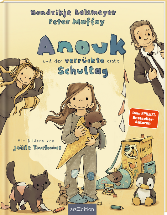 Das Buchcover zeigt im Mittelpunkt das Mädchen Anouk mit einem breiten Lächeln, das eine Schultüte in der Hand hält. Um sie herum liegen eine weiter Schultüte, der Schulranzen und Stofftiere. Rechts und links von ihr sind ihre Eltern zu sehen. Der Titel „Anouk und der verrückte erste Schultag“ ist in großen, bunten Buchstaben oben platziert. Darunter steht der Hinweis &quot;Mit Bildern von Joëlle Tourlonias&quot;. Ein roter „SPIEGEL Bestseller“-Button ist prominent auf der...