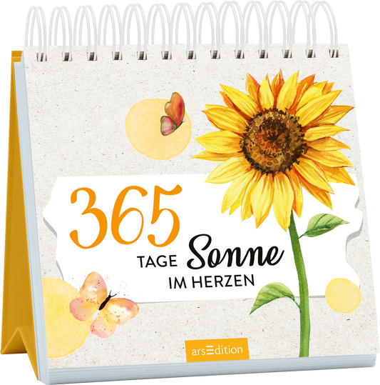 Das Buchcover zeigt eine fröhliche Sonnenblume in leuchtenden Gelbtönen, umgeben von sanften Farben und zarten Schmetterlingen. Über der Blume steht in großen, orangefarbenen Ziffern „365“ und darunter in eleganter, schwarzer Schrift „TAGE Sonne IM HERZEN“. Der Hintergrund ist in einem neutralen Farbton gehalten, was die lebendigen Motive hervorhebt. Ganz unten mittig steht der Logoschriftzug von arsEdition.