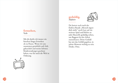 Gezeigt wird eine Innenansicht von „Oma (Substantiv, f)“. Die Seite ist in einen hellen, sanften Farbverlauf unterteilt. Links befindet sich ein Textfeld mit der Definition des Begriffs „fernsehen, Verb“, in orangefarbener Schrift. Neben dem Text steht eine einfache, illustrative Darstellung eines Fernsehers. Rechts findet sich die Definition von „geduldig, Adjektiv“, begleitet von einer Skizze eines Baukrans. Die Typografie ist klar und modern, was die Lesbarkeit unterstützt.