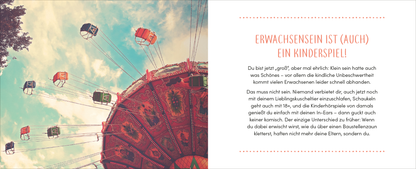 Gezeigt wird eine Innen- oder Zusatzansicht von „Endlich 18! Yay! Alles, was du ab jetzt tun darfst“. Auf der linken Seite ist ein nostalgisches Karussell mit bunten Gondeln abgebildet, das in einem blauen Himmel schwebt. Die rechte Seite enthält den Titel „ERWACHSENSEIN IST (AUCH) EIN KINDERSPIEL!“ in einer verspielten, auffälligen Schrift in einem warmen Orange. Der Fließtext ist in einer klaren, gut lesbaren Schrift gehalten und ergänzt das farbenfrohe Layout.