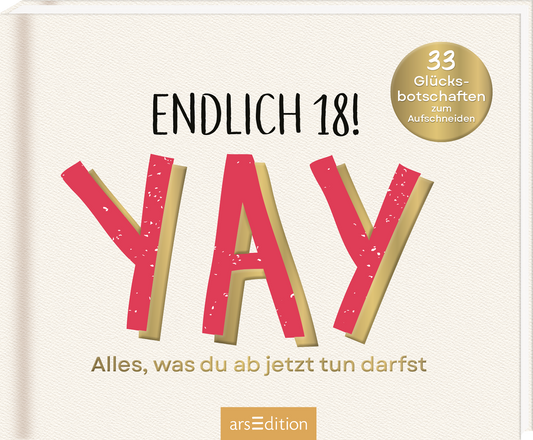 Auf dem Buchcover steht in großen, kräftigen Buchstaben das Wort „YAY“ in Rot, umrahmt von einer beige-gelben Schriftart, die einen festlichen und fröhlichen Eindruck vermittelt. Darüber prangt der Titel „ENDLICH 18!“ in schwarzer, eleganter Schrift. In der oberen rechten Ecke befindet sich ein goldener Button mit der Aufschrift „33 Glücksbotschaften zum Aufschneiden“, der das Cover zusätzlich aufmerksamkeitsstark macht. Ganz unten mittig steht der Logoschriftzug von...
