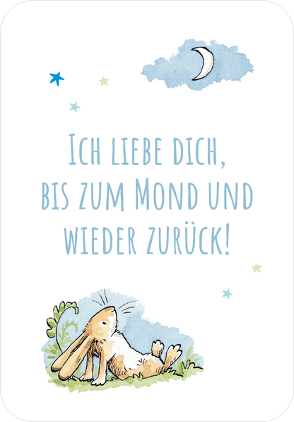 Gezeigt wird eine Innen- oder Zusatzansicht von „Weißt du eigentlich, dass du mein größter Schatz bist?“. Die Illustration zeigt einen niedlichen Hasen, der entspannt auf einer grünen Wiese liegt. Der Hintergrund ist in sanften, hellen Blautönen gehalten, ergänzt durch Wolken, Sterne und einen Halbmond. Der Schriftzug „Ich liebe dich, bis zum Mond und wieder zurück!“ ist in geschwungener, blauer Typografie gehalten und hebt sich klar vom hellen Hintergrund ab.