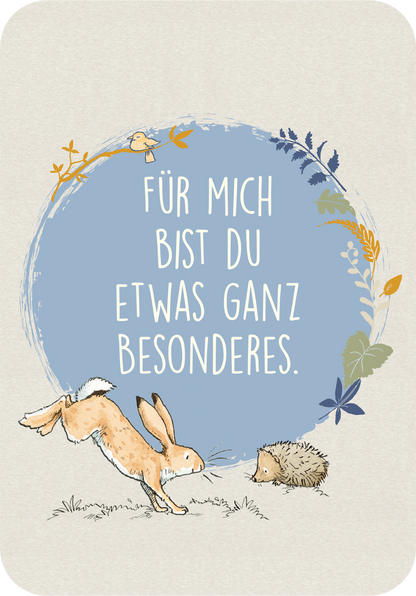 Gezeigt wird eine Innen- oder Zusatzansicht von „Weißt du eigentlich, dass du mein größter Schatz bist?“. Die Illustration zeigt einen bunten, sanften Hintergrund in Beige, umrahmt von einem blauen Kreis. Darin steht die Botschaft „Für mich bist du etwas ganz Besonderes.“ in verspielter, handschriftlicher Schriftart. Zwei niedliche Tiere, ein Hase und ein Igel, sind abgebildet, ergänzt durch zarte florale Elemente in verschiedenen Farben.