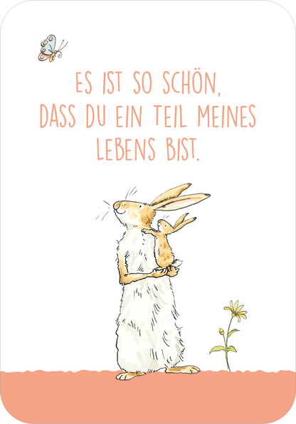 Gezeigt wird eine Innen- oder Zusatzansicht von „Weißt du eigentlich, wie unglaublich wundervoll du bist?“. Die Illustration zeigt einen niedlichen Hasen, der liebevoll ein kleineres Tier umarmt. Über dem Hasen steht in verspielter, peachfarbener Schrift der Satz „Es ist so schön, dass du ein Teil meines Lebens bist.“ Der Hintergrund ist hell und schlicht, durch eine orangefarbene untere Fläche akzentuiert. Eine kleine Blume und ein Schmetterling ergänzen die verträumte...