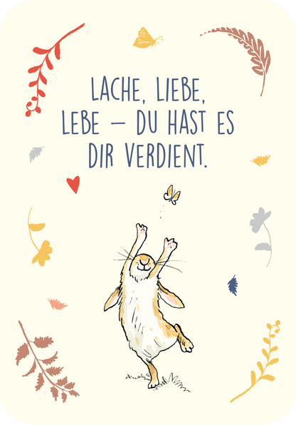 Gezeigt wird eine Innen- oder Zusatzansicht von „Weißt du eigentlich, wie unglaublich wundervoll du bist?“. Die Illustration zeigt einen fröhlich springenden Hasen vor einem zarten, cremefarbenen Hintergrund. Um den Hasen herum sind farbige Elemente in Pastelltönen, wie Blätter und Herzen, in rot, orange und blau angeordnet. Der aufrechte Hase hat einen glücklichen Ausdruck und die zentrale Botschaft „LACHE, LIEBE, LEBE – DU HAST ES DIR VERDIENT.“ ist in einer verspielten, gut...